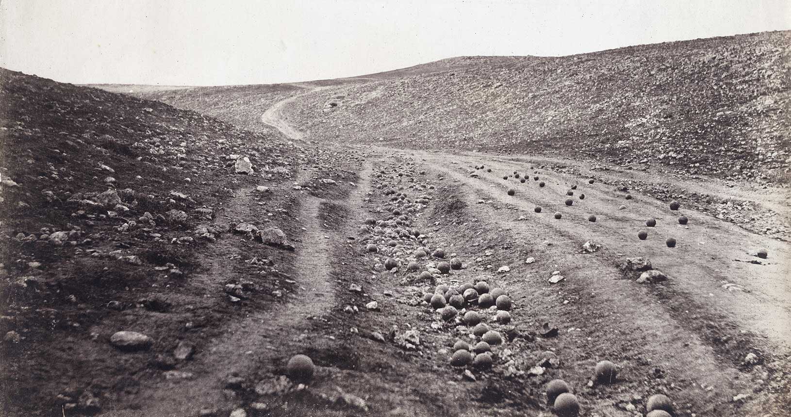 Schlachtfeld im Krim-Krieg (1855), Foto des britischen Kriegsreporters Roger Fenton (1819-1869), Victoria and Albert Museum, London (Public Domain)