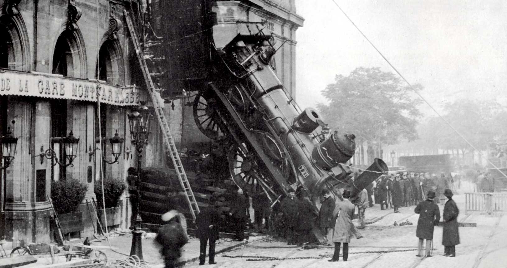 Eisenbahnunfall am 22. Oktober 1895 im Kopfbahnhof Montparnasse in Paris (Public Domain)