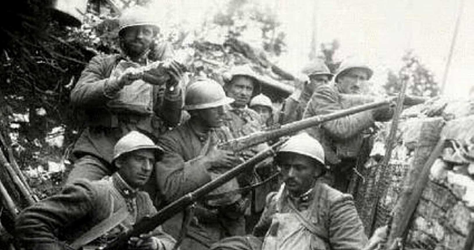 Italienische Soldaten im Schützengraben, ca. 1918 (Public Domain)