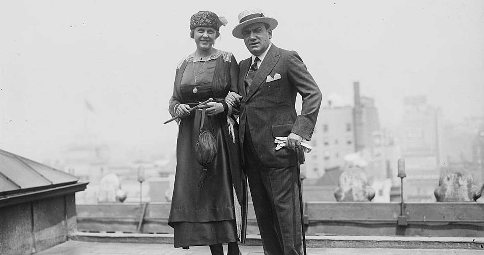 Enrico Caruso (1873-1921) mit seiner Frau Dorothy 1918 auf dem Dach des Hotels Knickerbocker in New York, Library of Congress Washington (USA) - Public Domain