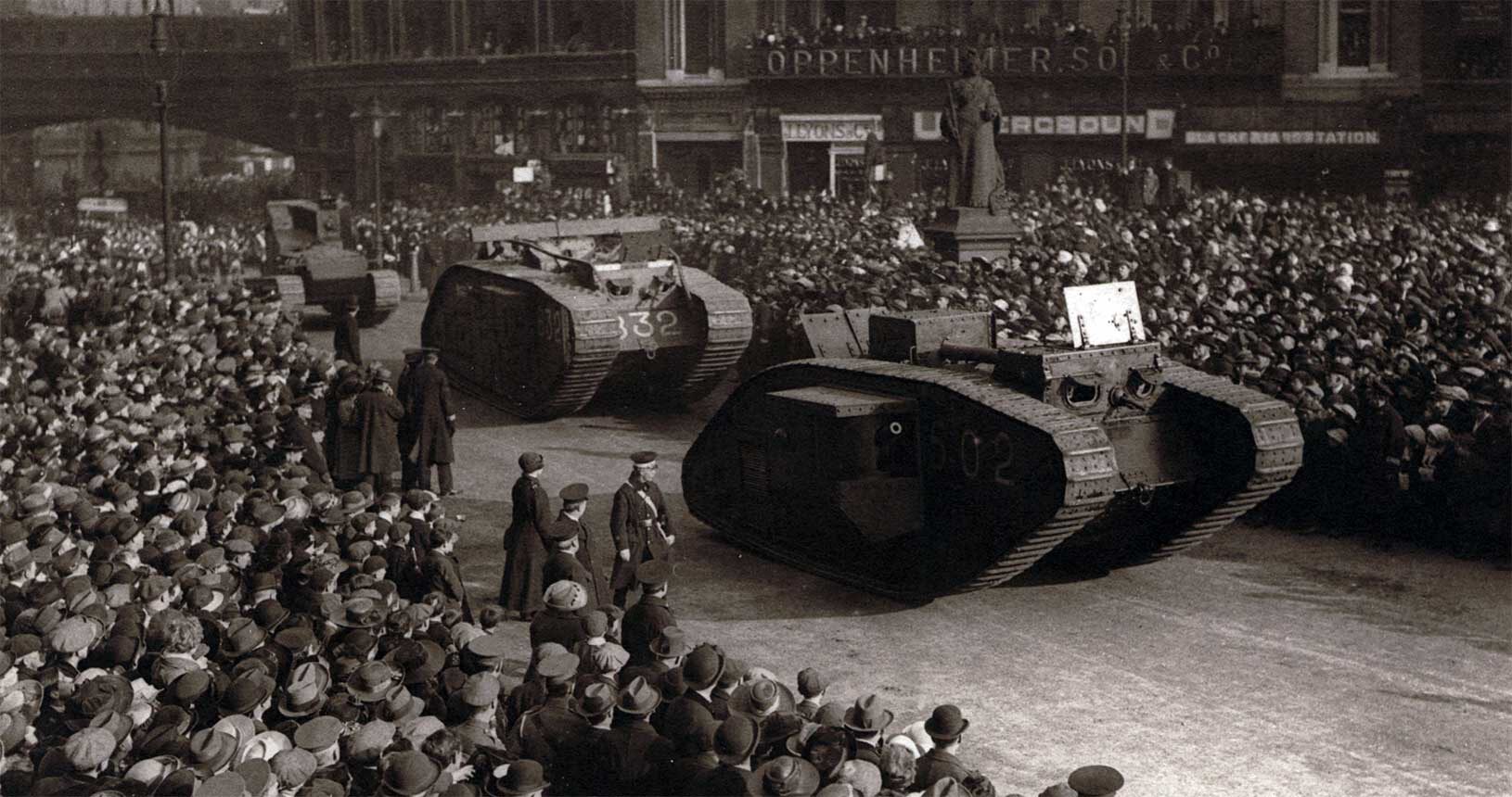 Militärparade in London im Jahr 1918, Panzer des kanadischen Expeditionskorps (Public Domain)