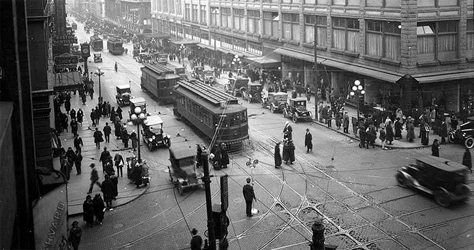 2nd Ave in Seattle (USA) um das Jahr 1920, Autos und elektrische Straßenbahnen (Public Domain)