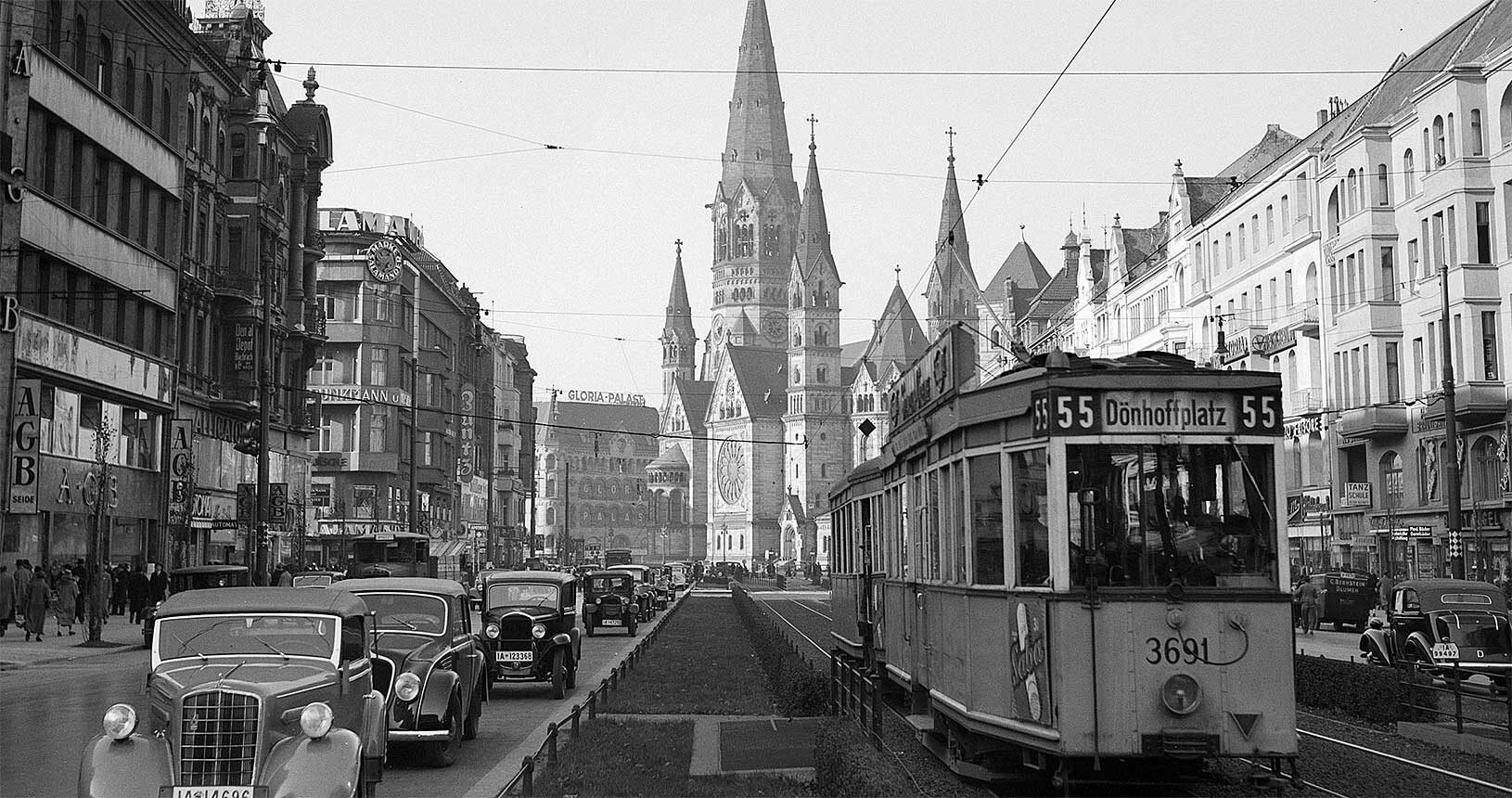 Tauentzienstraße (Berlin) im Jahr 1935 mit Autos und Straßenbahn, im Hintergrund die Kaiser-Wilhelm-Gedächtniskirche, Foto: Willem van de Poll (Public Domain)