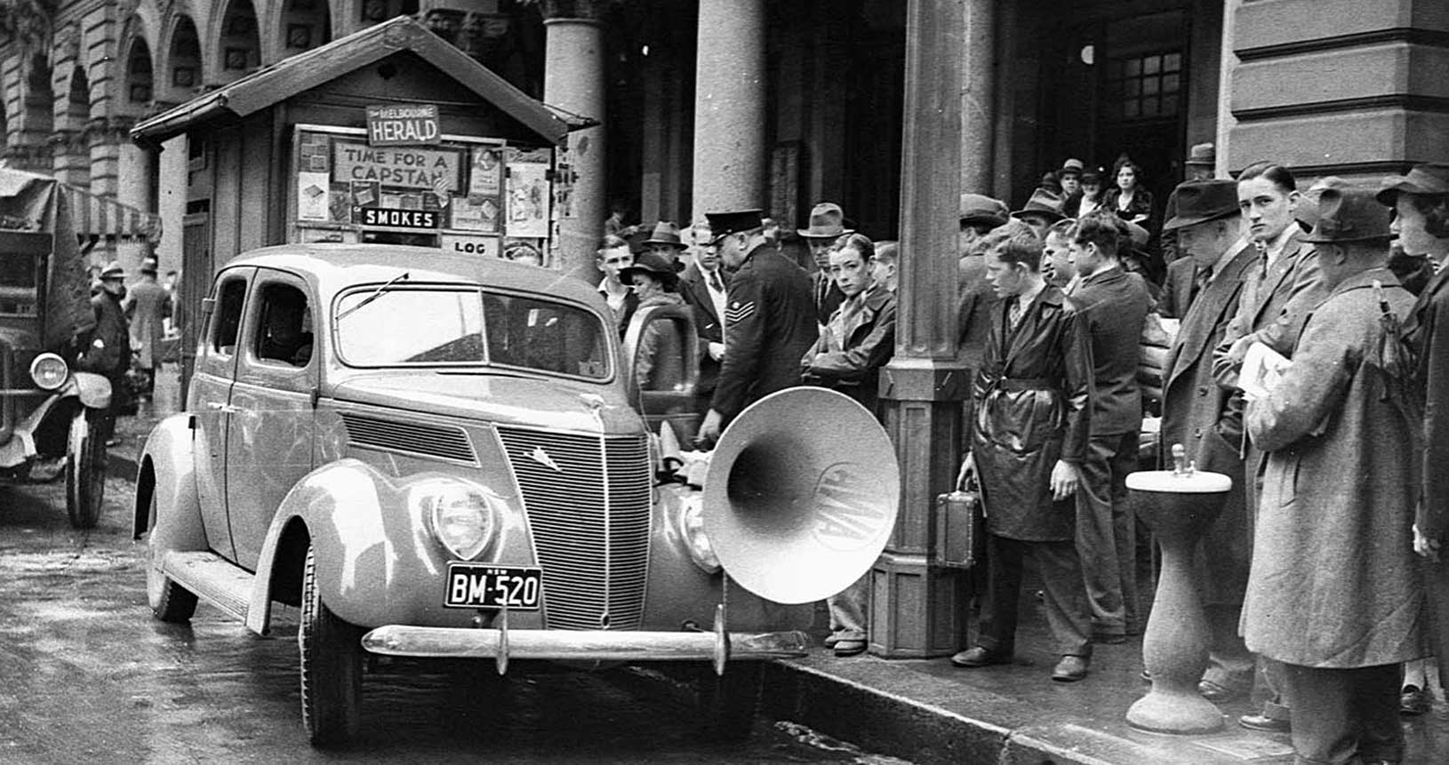 Auto mit Lautsprecher für australisches AWA-Radio (November 1937) - Sydney (Australien), Foto: Sam Hood (1872–1953) - Public Domain