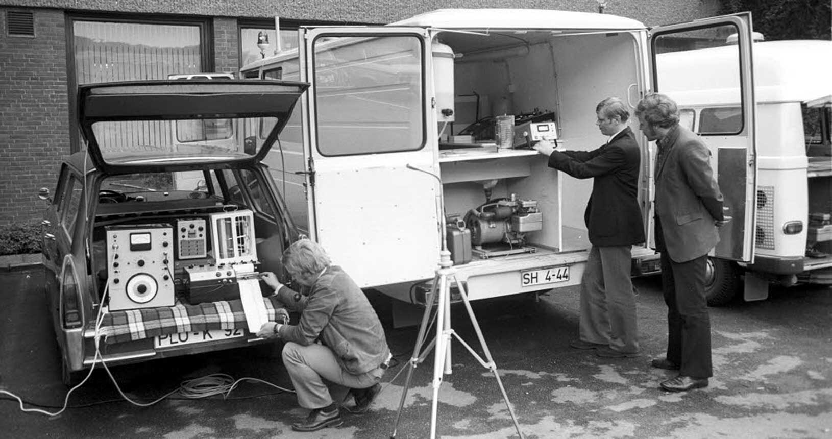 Messwagen für Lärm (links) und Radioaktivität in Kiel (Deutschland) im Jahr 1973, Foto: Friedrich Magnussen (1914-1987) - Public Domain