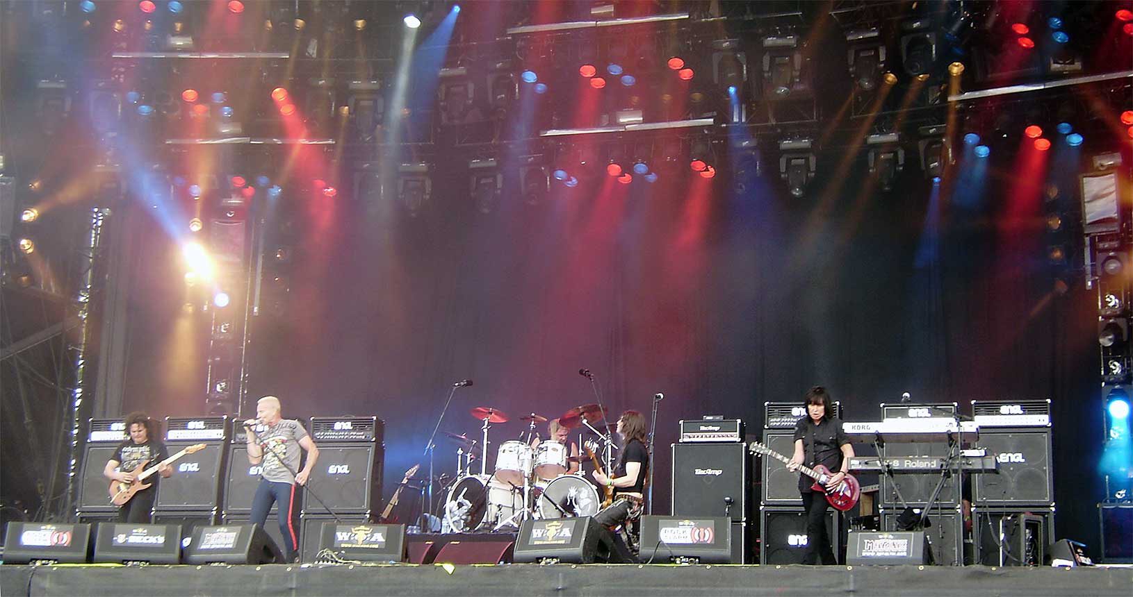 Rockkonzerte sind so laut wie startende Flugzeuge. Die britische Band UFO beim Wacken Open Air (Deutschland) im Jahr 2009 (Public Domain)